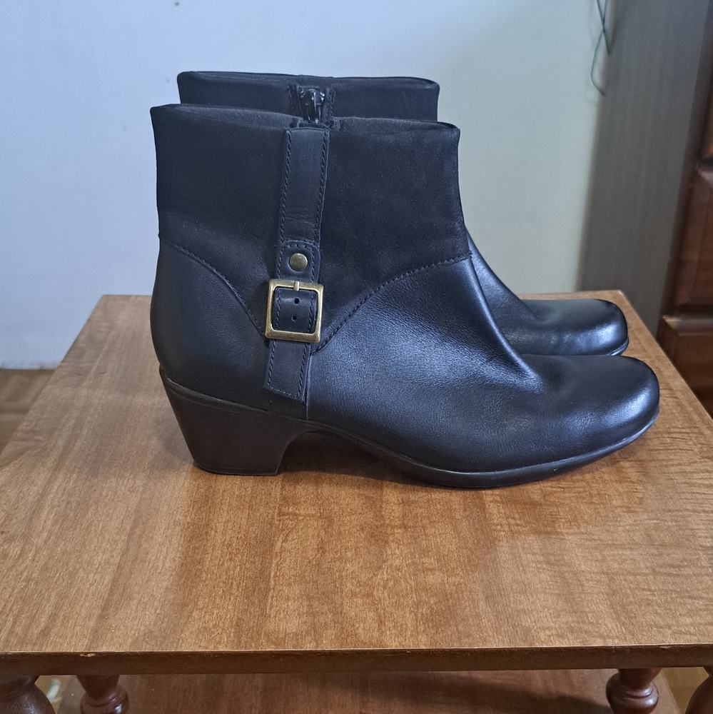 Clarks Black Ankle Booties Size 9 Leather Western Biker Style Buckle Side Zip